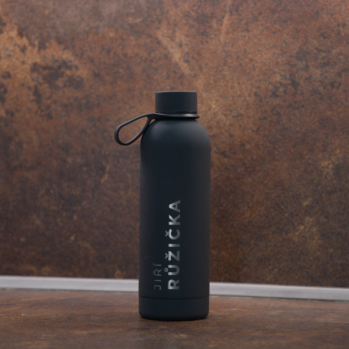 Černá termoláhev 500 ml s vygravírovaným jménem